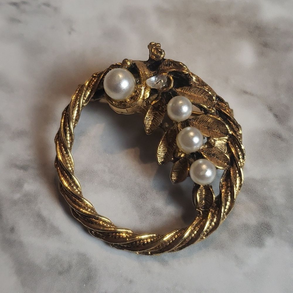 Vintage Golden Wreath Brooche